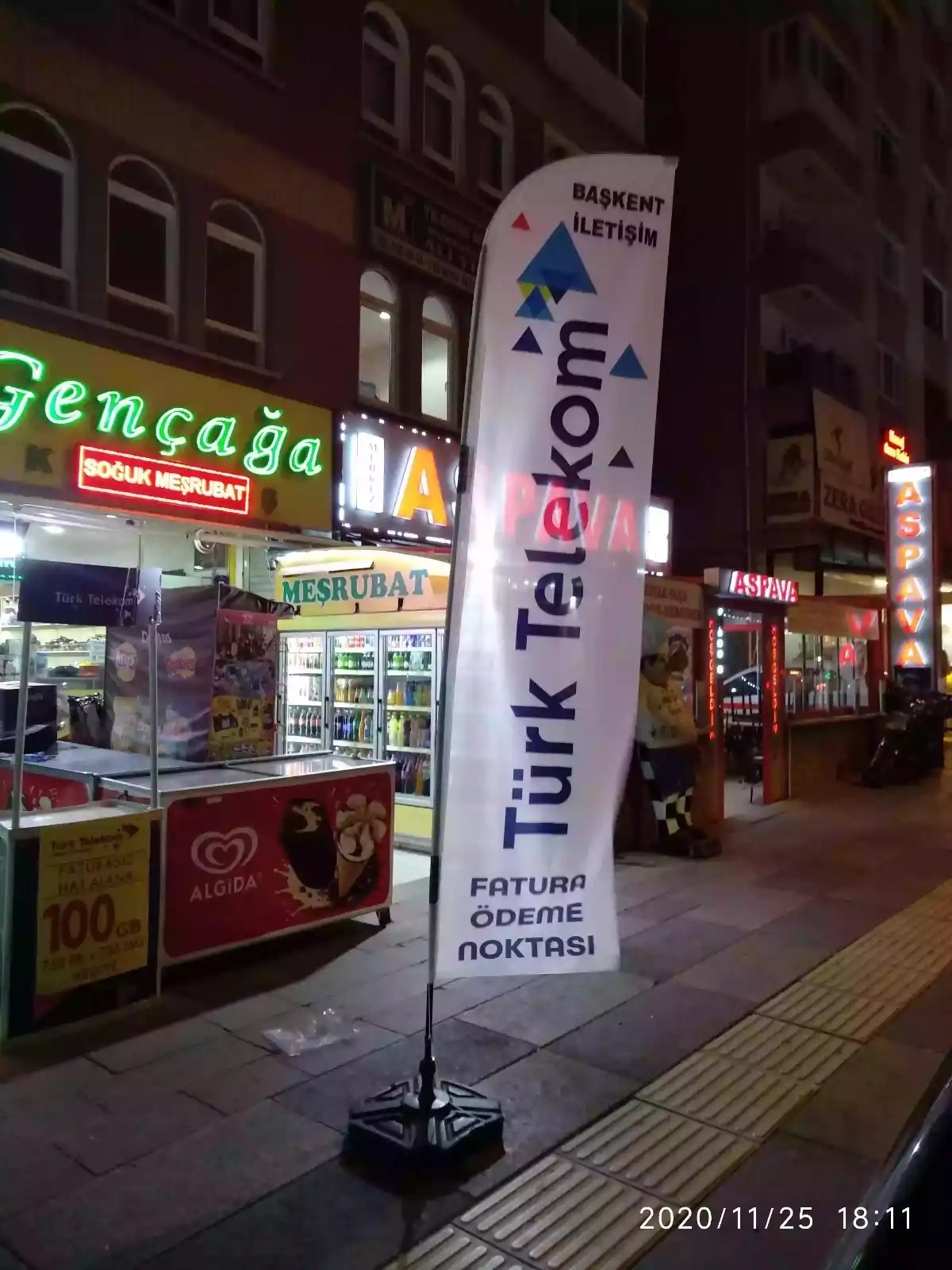 Cep Telefoncu Olta Bayrağı-3