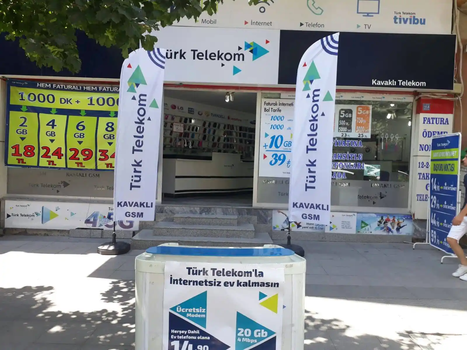 Cep Telefoncu Olta Bayrağı-48